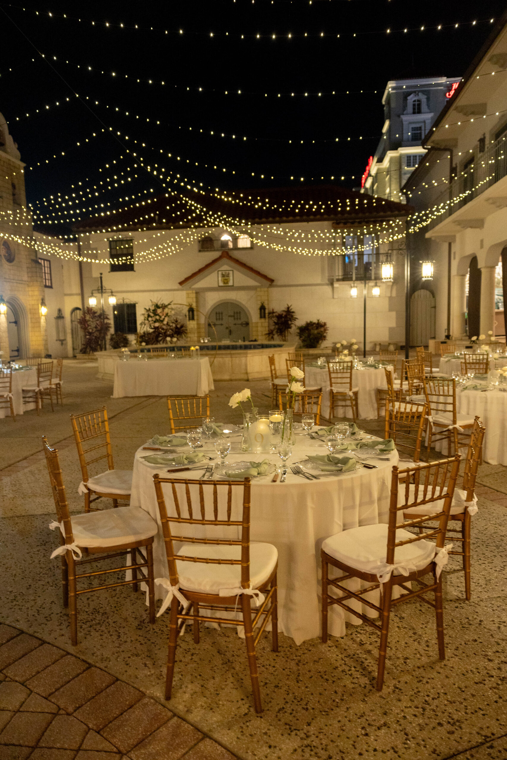 outdoor wedding reception at Bishop Museum of Science