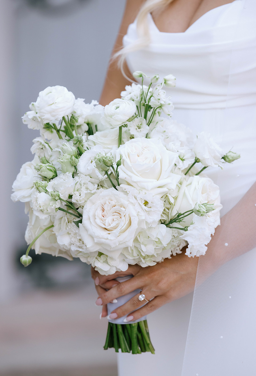 white florals bridal bouquet